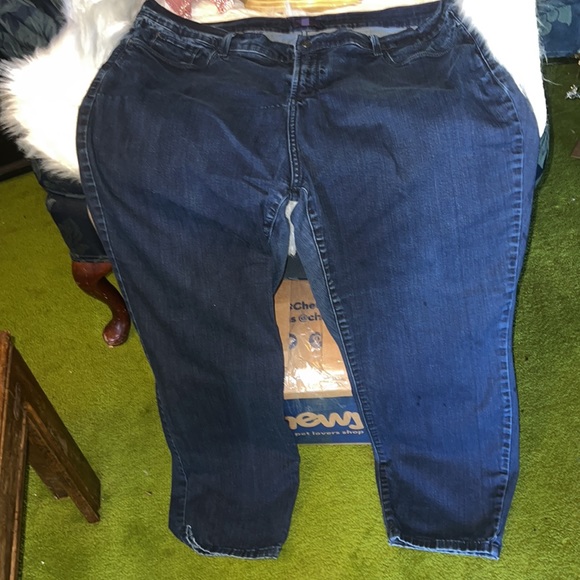 NYDJ Relaxed fit w/ tapered leg Women’s 22W** Note discoloration flaw in front** - Picture 4 of 10